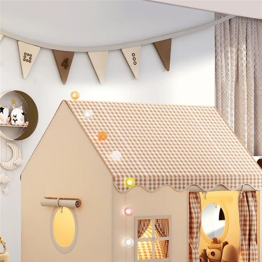 cabane enfant - tente enfant beige avec guirlandes et décorations | CabanePliante™ - Mon Univers Enfant
