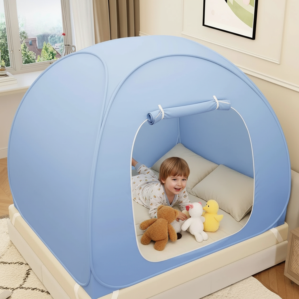 Enfant avec peluches dans la tente de lit yourte bedyurt
