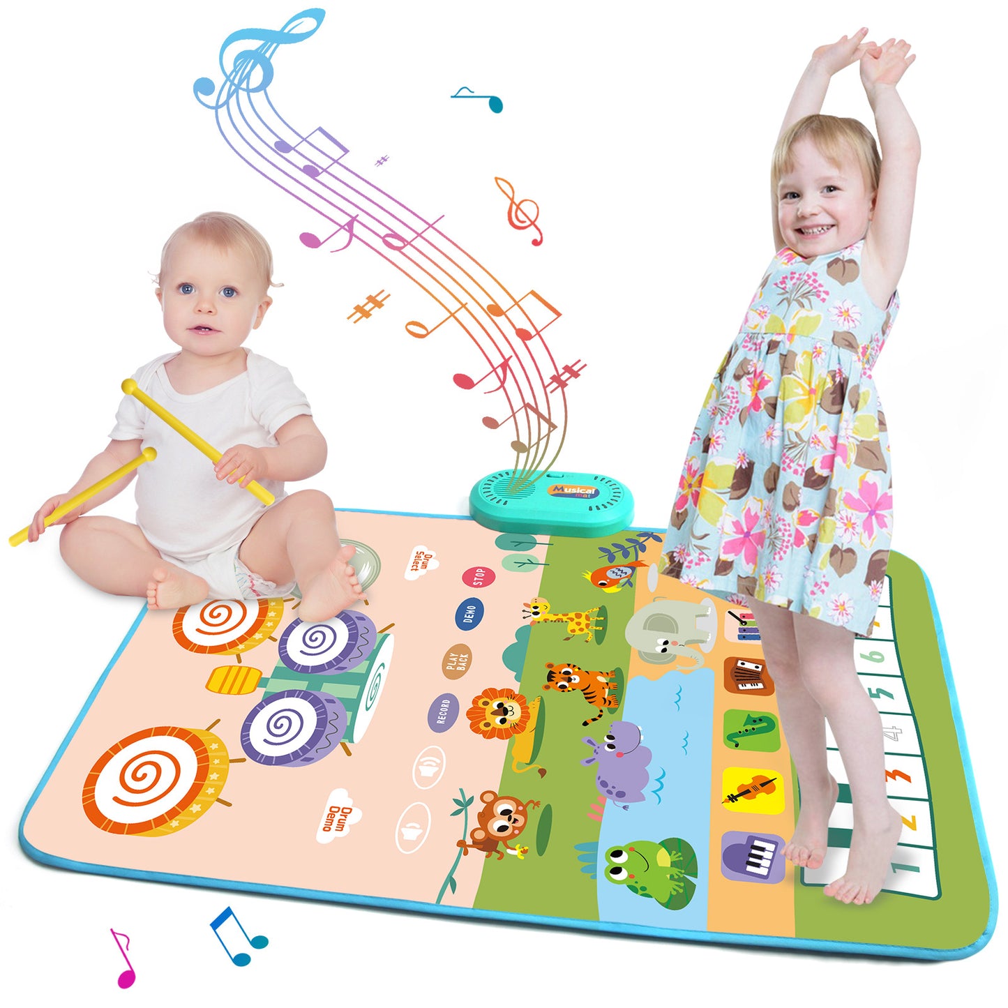 enfant joue sur tapis de jeu musical vert