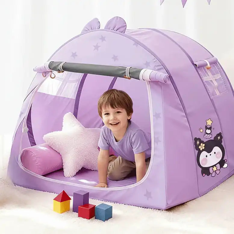 garcon de 5 ans jouant dans la tente violet gamehouse