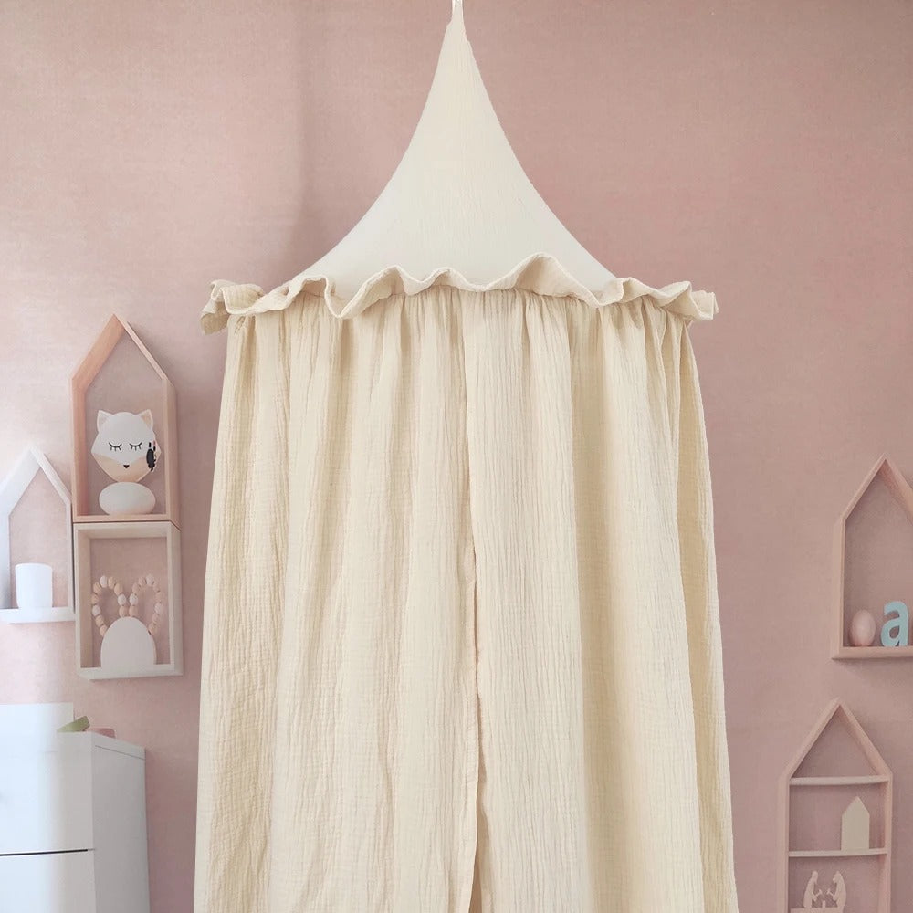 ciel de lit beige dans chambre
