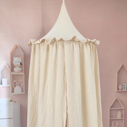 ciel de lit beige dans chambre