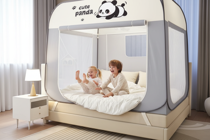 Deux enfants jouant dans la tente lit panda
