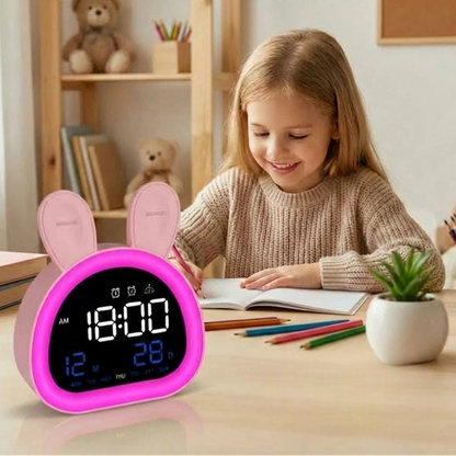 enfant avec reveil enfant veilleuse multicolore rabbitclock