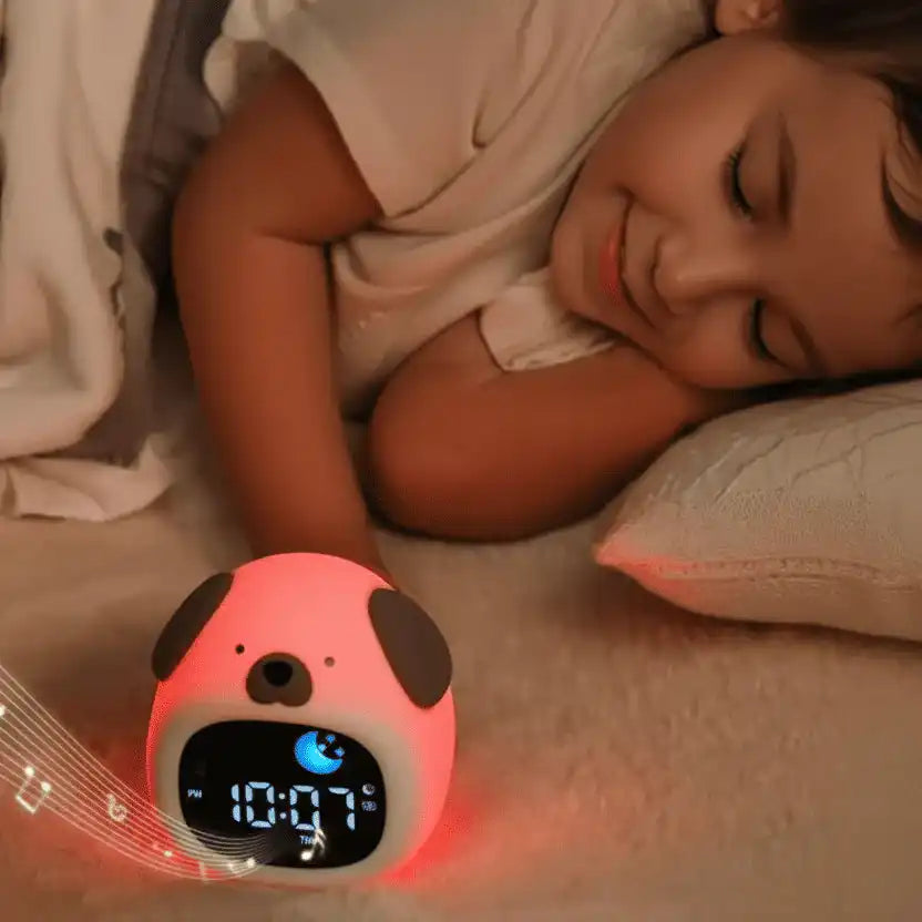 enfant avec reveil veilleuse enfant sleeptraining chien