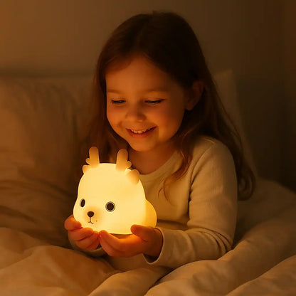 enfant avec sa veilleuse cerf enfant