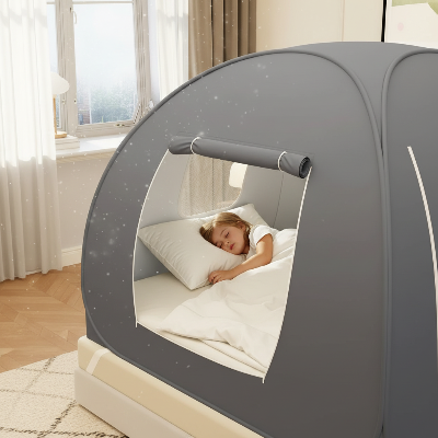 Enfant endormi dans la tente de lit