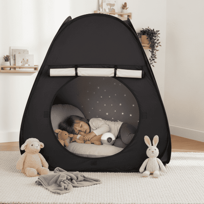 enfant endormi paisiblement dans la tente enfant sensorielle sensoritent
