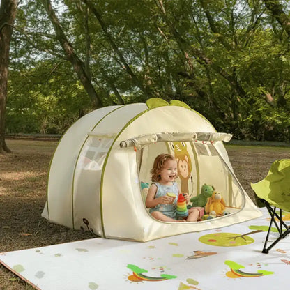 enfant jouant dans tente enfant maison de jeu playcastle