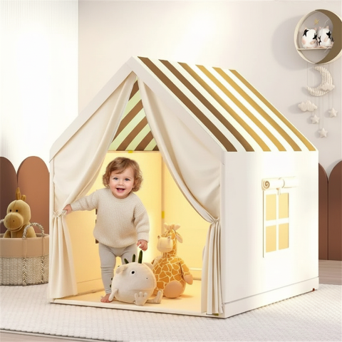 Enfant à l'entrée de la tente magicnest