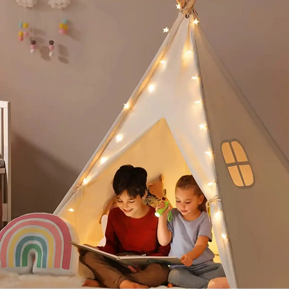 enfant lisant dans un tipi enfant blanc