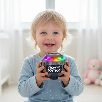 Enfant montrant fièrement le réveil musibright
