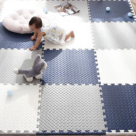 enfant sur son tapis puzzle multicolor sensorimat