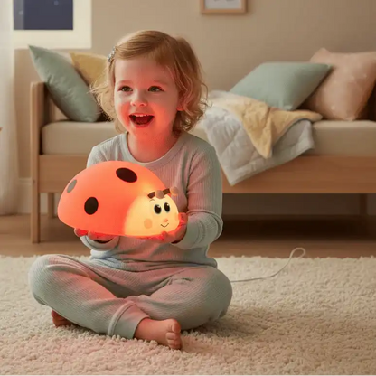 enfant tenant la veilleuse coccinelle lampybug