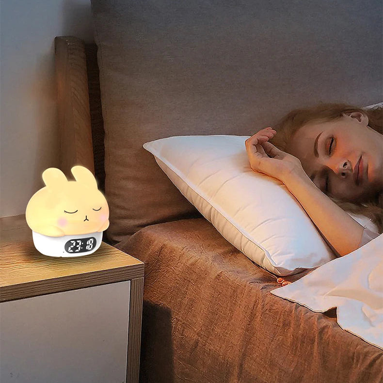 fille dors avec veilleuse reveil lapin rabbitclock