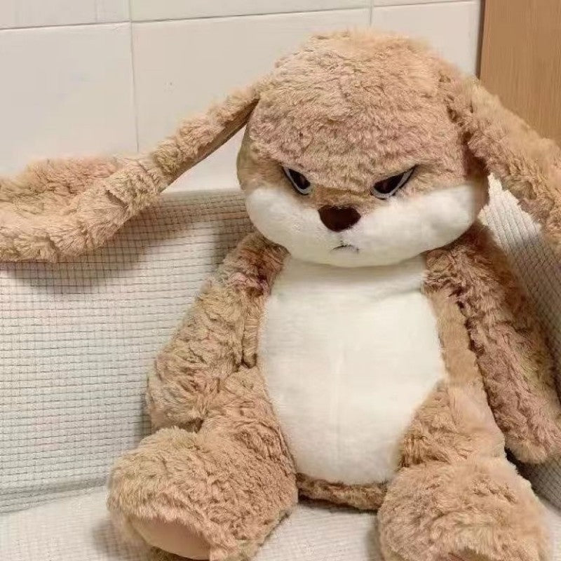 lapin peluche beige assis dans le canapé 