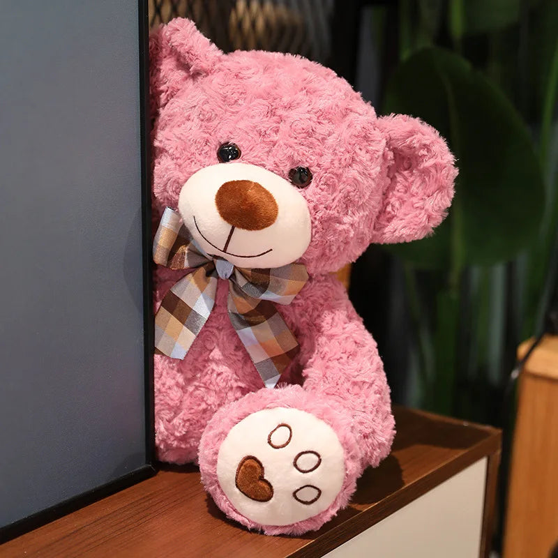 ours en peluche géant violet muebearplush sur table