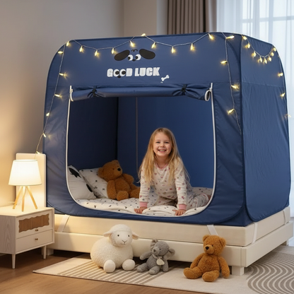 Petite fille dans la tente de lit yourte bedyurt