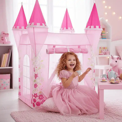 petite fille jouant dans la tente enfant chateau princesse royaltent