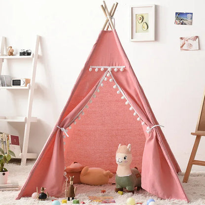 tipi enfant rose polyvalent sur tapis blanc dans la chambre