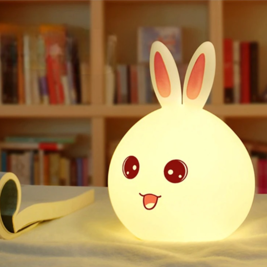 veilleuse enfant lapin comme lampe de lecture